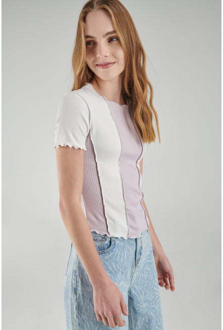 Camiseta croptop manga corta unicolor, con cortes en frente.