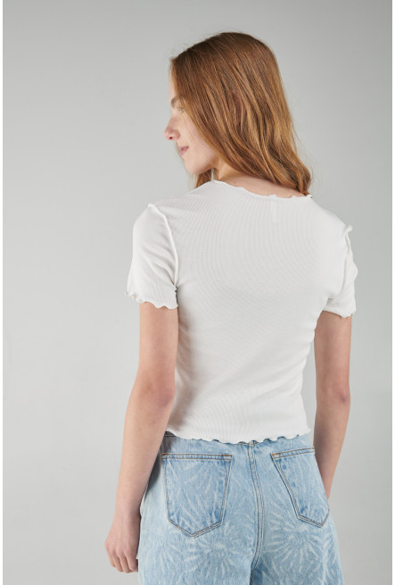 Camiseta croptop manga corta unicolor, con cortes en frente.