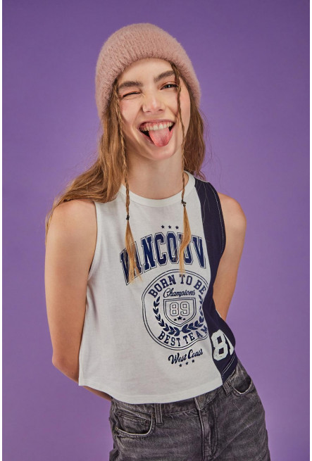 Camiseta sin mangas, cuello redondo y estampado en frente.