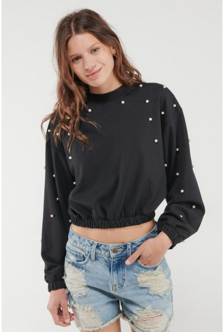 Buzo cuello redondo, con perlas en mangas y hombros.