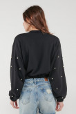 Buzo cuello redondo, con perlas en mangas y hombros.