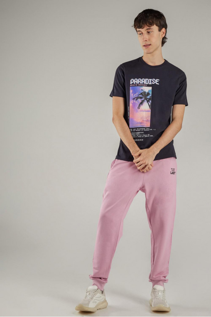 Pantalon jogger con pretina y puños en rib, estampado localizado