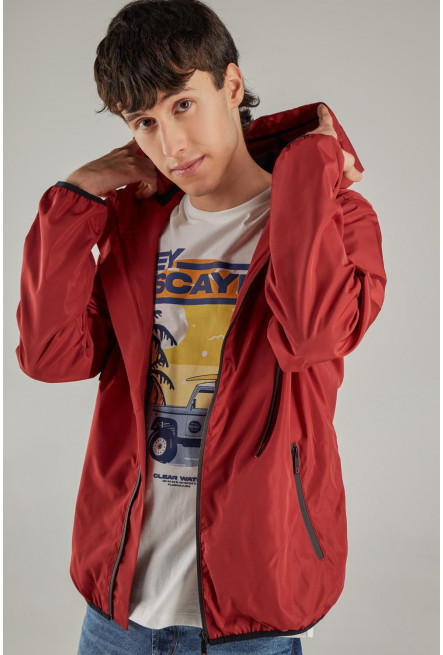 Chaqueta liviana con capota