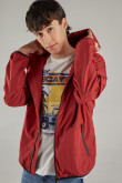 Chaqueta liviana con capota