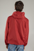 Chaqueta liviana con capota