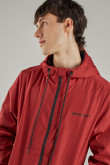 Chaqueta liviana con capota