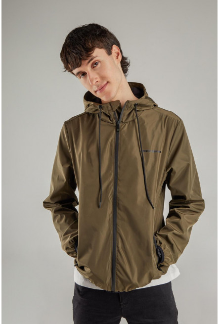 Chaqueta liviana con capota