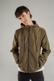 Chaqueta liviana con capota