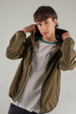 Chaqueta liviana con capota