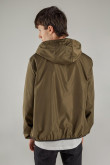 Chaqueta liviana con capota