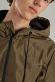 Chaqueta liviana con capota