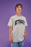 Camiseta con estampado en frente manga corta.