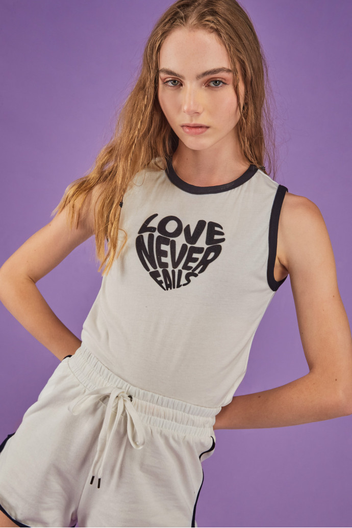 Camiseta sin mangas, cuello redondo y estampado en frente.