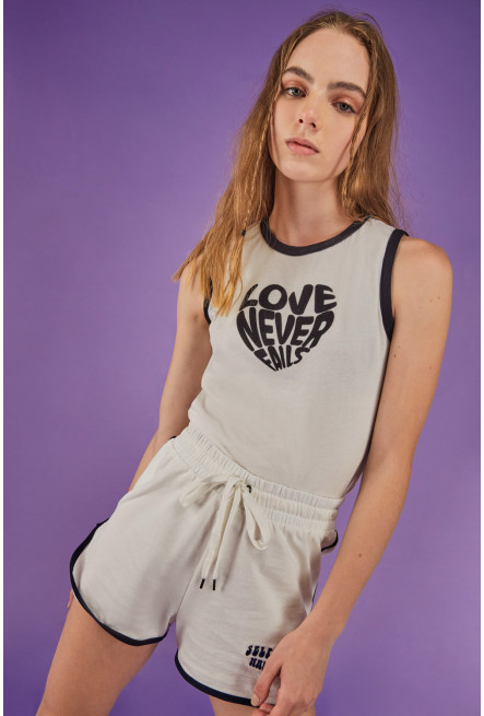 Camiseta sin mangas, cuello redondo y estampado en frente.