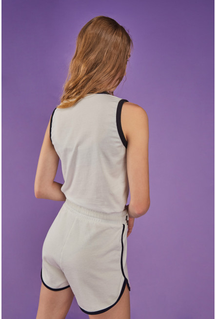 Camiseta sin mangas, cuello redondo y estampado en frente.