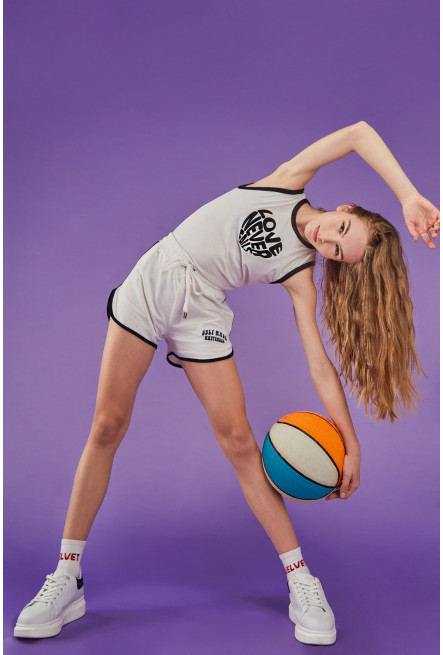 Short corto, con sesgo contraste en ruedo y estampado en frente.