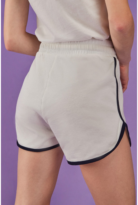 Short corto, con sesgo contraste en ruedo y estampado en frente.