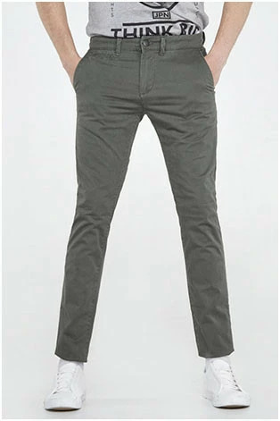 Pantalon estilo chino